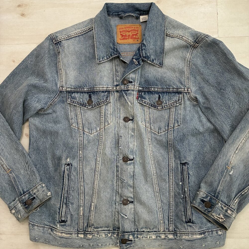 Levi's Trucker Jacket Light Wash Distressed Finish Size XL